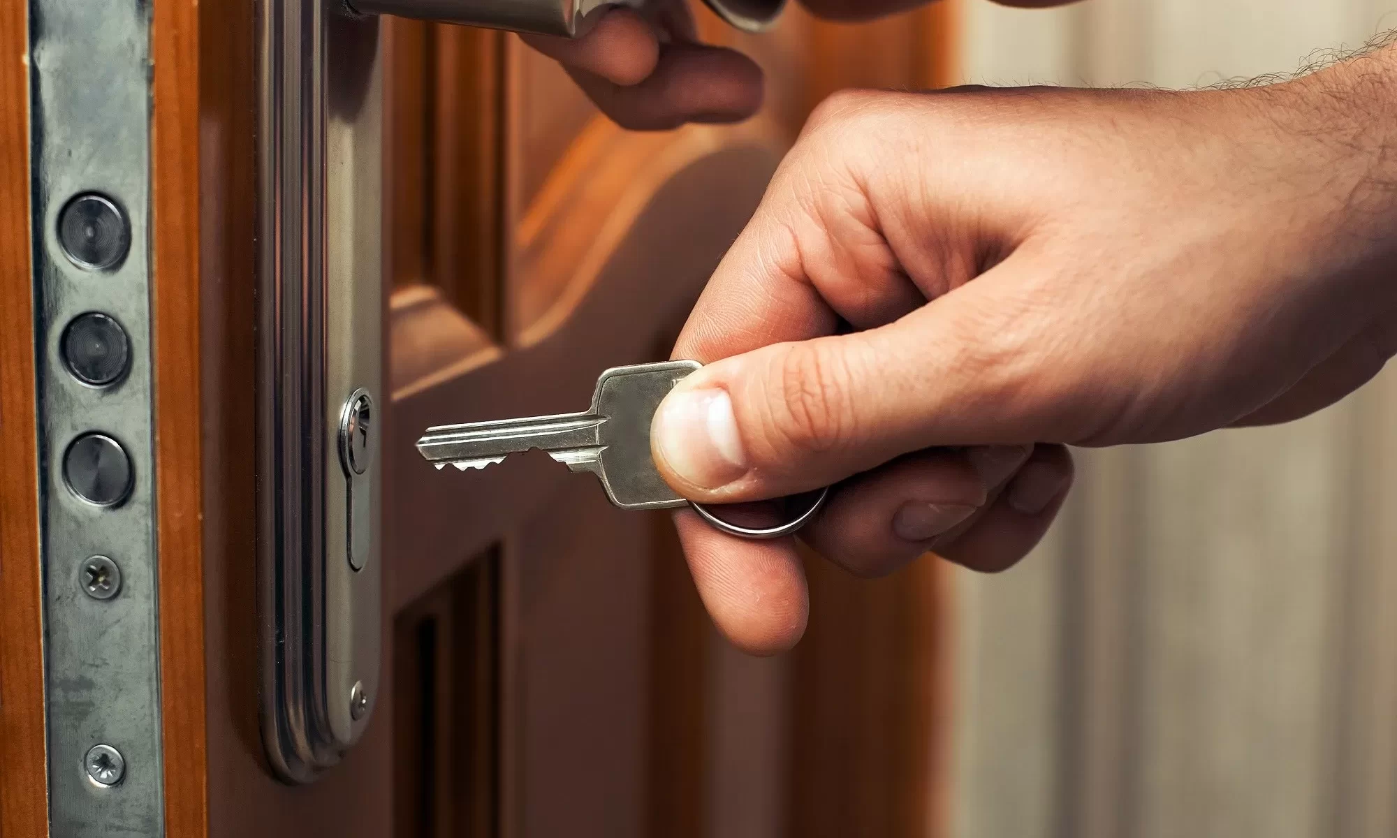 10 Essential Tips to Choose the Right Residential Locksmith 🏠🔐